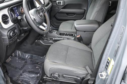 2024 Jeep Wrangler 4-Door Sahara 4x4