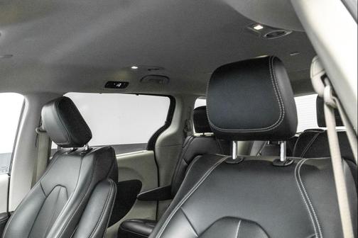 Brilliant Black Crystal Pearlcoat 2023 Chrysler Pacifica Touring L