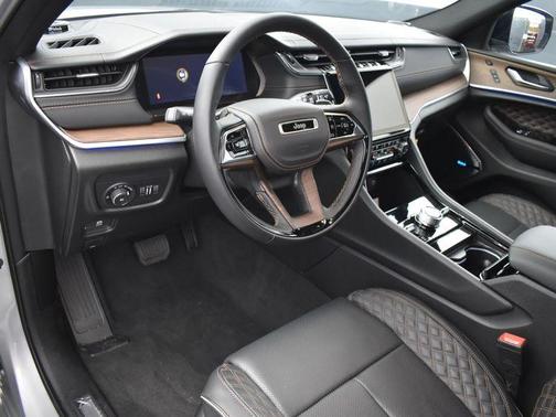 Photo 2 of 32 of 2022 Jeep Grand Cherokee Summit
