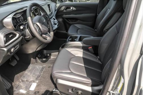 2025 Chrysler Pacifica L