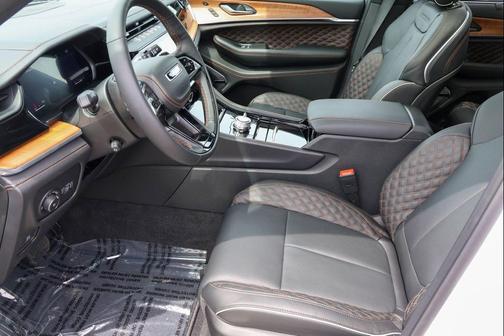 bright white clearcoat 2026 Jeep Grand Cherokee Summit