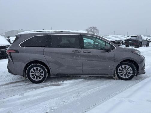 2022 Toyota Sienna LE