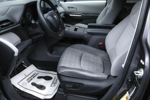 2022 Toyota Sienna LE