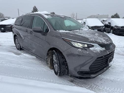 2022 Toyota Sienna LE