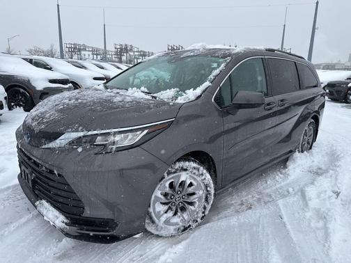 2022 Toyota Sienna LE