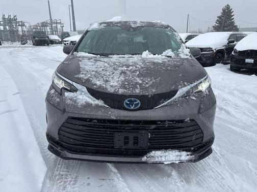 2022 Toyota Sienna LE
