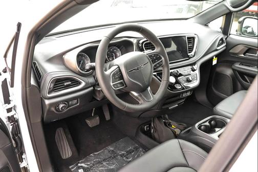2025 Chrysler Pacifica L