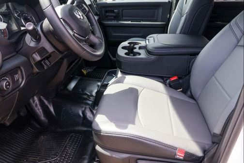 Bright White Clearcoat 2026 RAM 3500 Tradesman Crew Cab 4x4 8' Box