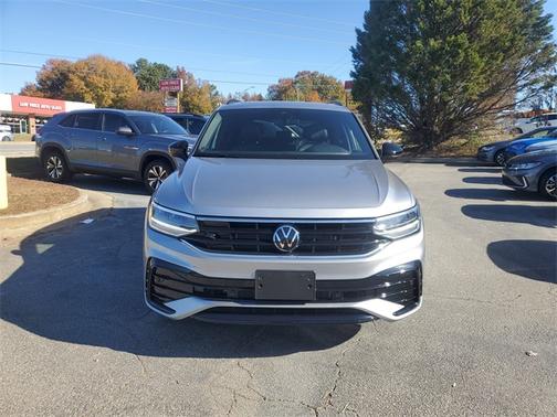 2024 Volkswagen Tiguan 2.0T SE R-Line Black