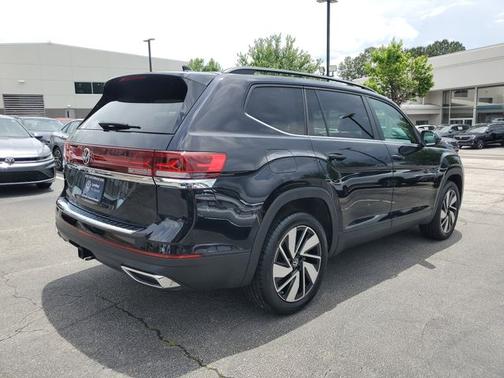 Deep Black Pearl 2024 Volkswagen Atlas 2.0T SE w/Technology