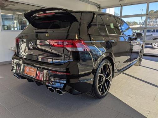 Photo 3 of 32 of 2022 Volkswagen Golf R 2.0T