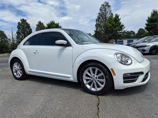 Photo 2 of 25 of 2019 Volkswagen Beetle 2.0T SE