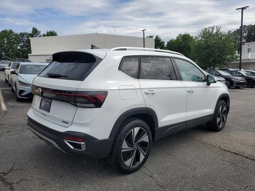 Pure White 2025 Volkswagen Taos 1.5T SE