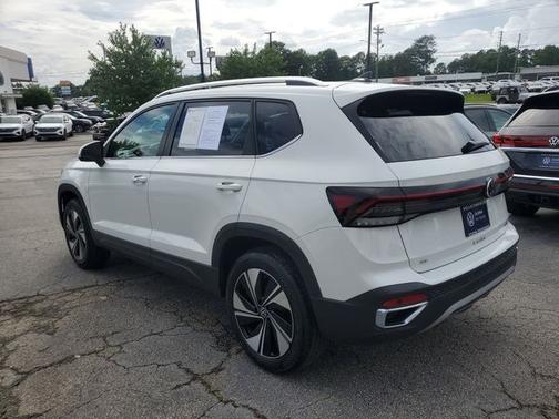 Pure White 2025 Volkswagen Taos 1.5T SE