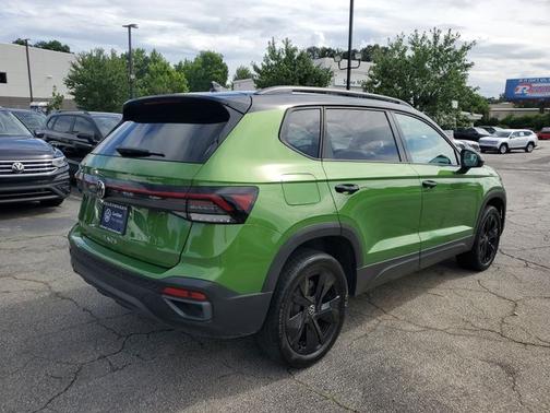 Bright Moss Green Metallic 2025 Volkswagen Taos 1.5T SE Black