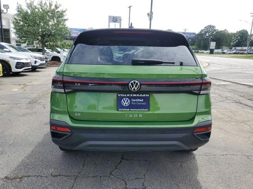Bright Moss Green Metallic 2025 Volkswagen Taos 1.5T SE Black