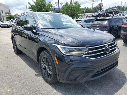 Deep Black Pearl 2024 Volkswagen Tiguan 2.0T SE