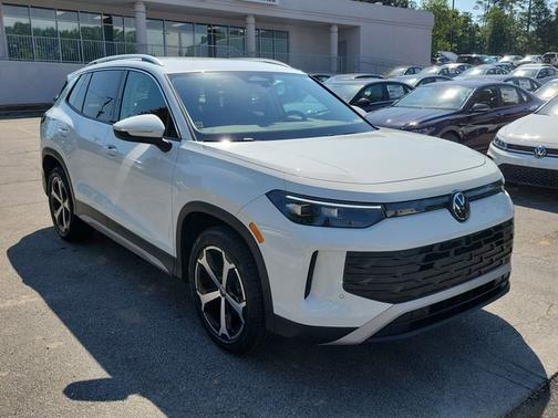 Pure White 2025 Volkswagen Tiguan 2.0T SE
