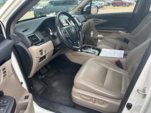 White Diamond Pearl 2017 Honda Pilot Touring