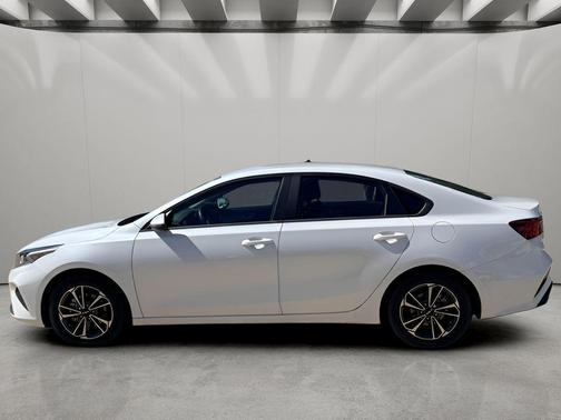 Snow White Pearl 2023 Kia Forte LXS