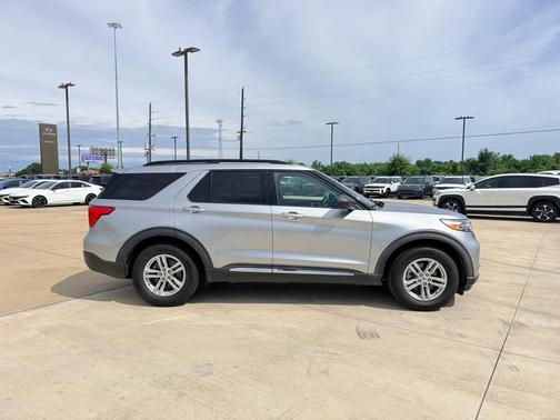 Iconic Silver Metallic 2021 Ford Explorer XLT