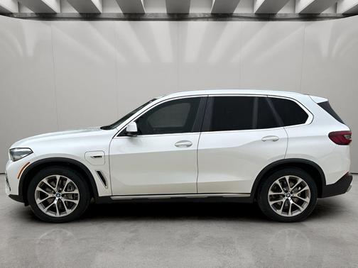 Mineral White Metallic 2022 BMW X5 PHEV xDrive45e