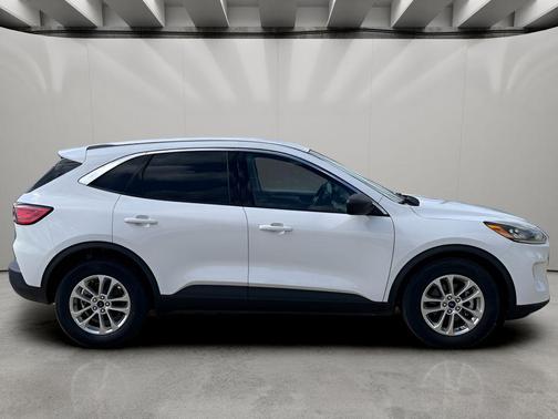 Oxford White 2022 Ford Escape SE