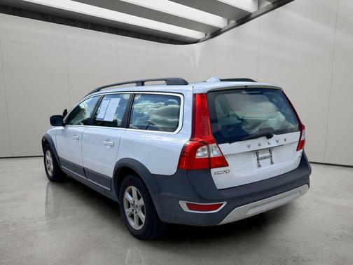 Ice White 2010 Volvo XC70 3.2