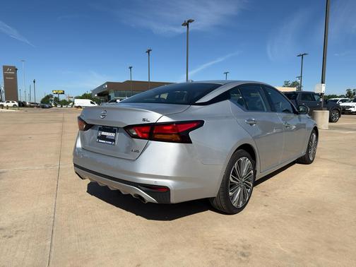Brilliant Silver Metallic 2023 Nissan Altima 2.5 SL