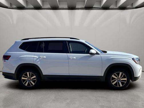 Pure White 2022 Volkswagen Atlas 2.0T SE