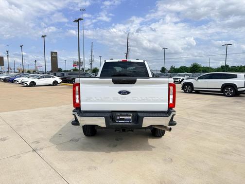 Oxford White 2023 Ford F-250 XLT
