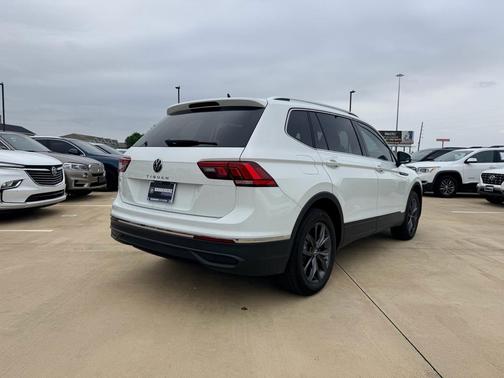 Pure White 2022 Volkswagen Tiguan 2.0T SE