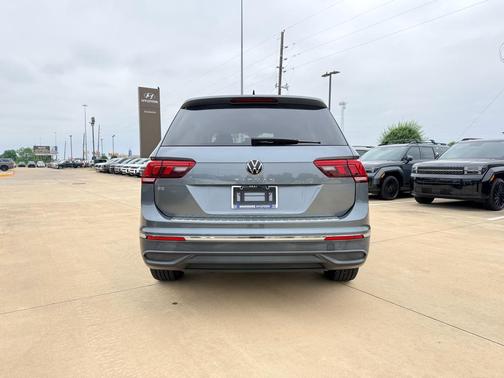 Platinum Gray Metallic 2022 Volkswagen Tiguan 2.0T SE