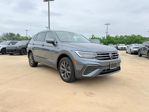 Platinum Gray Metallic 2022 Volkswagen Tiguan 2.0T SE