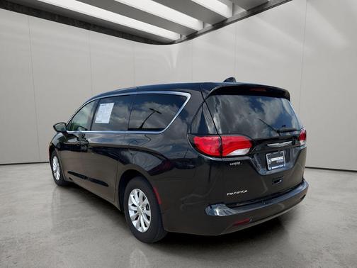 Brilliant Black Crystal Pearlcoat 2017 Chrysler Pacifica Touring