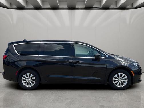 Brilliant Black Crystal Pearlcoat 2017 Chrysler Pacifica Touring