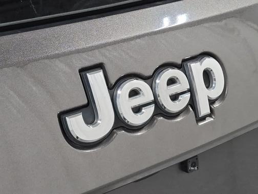 Granite Crystal Metallic Clearcoat 2020 Jeep Grand Cherokee Laredo
