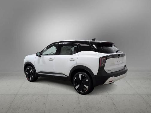 Aspen White Tricoat/Super Black 2026 Nissan Kicks SR