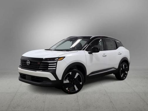 Aspen White Tricoat/Super Black 2026 Nissan Kicks SR