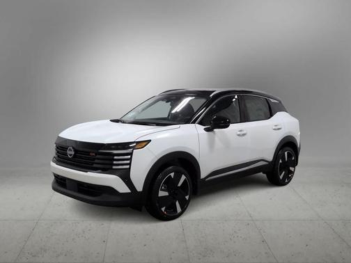 Aspen White Tricoat/Super Black 2026 Nissan Kicks SR