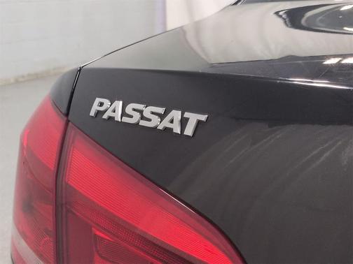 2014 Volkswagen Passat 2.5L Wolfsburg Edition