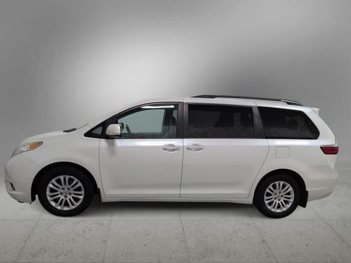 Blizzard Pearl 2016 Toyota Sienna XLE