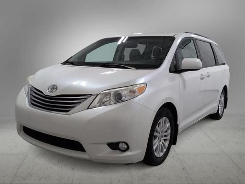 Blizzard Pearl 2016 Toyota Sienna XLE