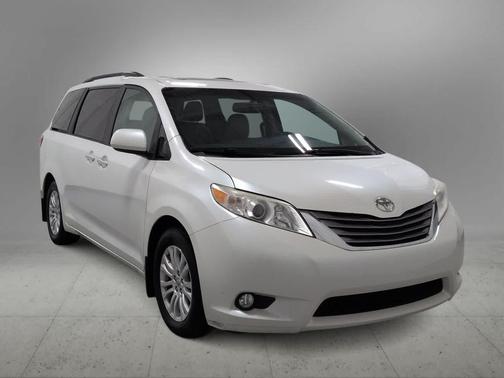 Blizzard Pearl 2016 Toyota Sienna XLE
