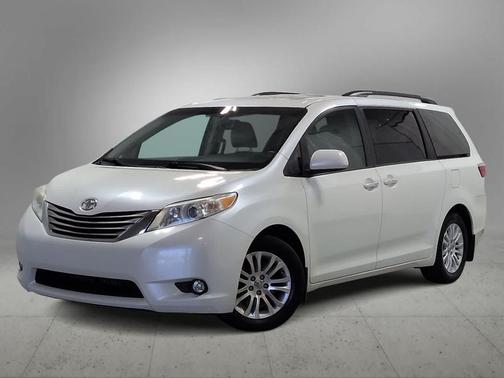 Blizzard Pearl 2016 Toyota Sienna XLE