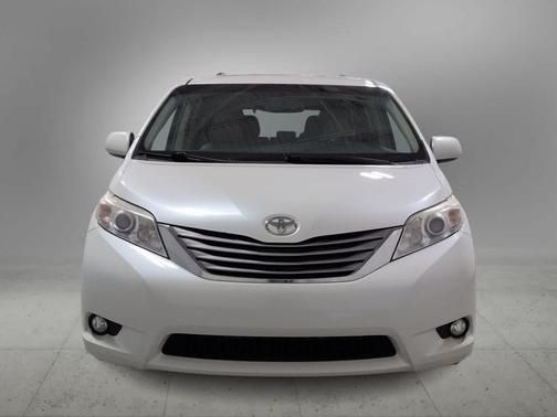 Blizzard Pearl 2016 Toyota Sienna XLE