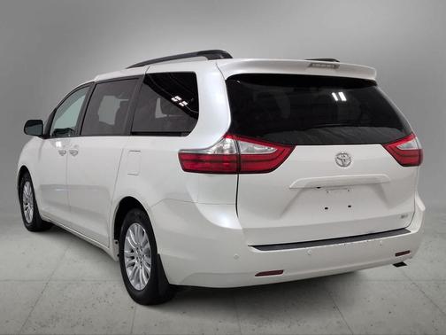 Blizzard Pearl 2016 Toyota Sienna XLE