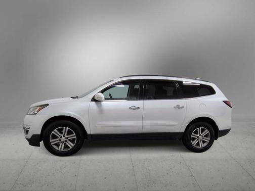 Iridescent Pearl Tricoat 2017 Chevrolet Traverse 2LT