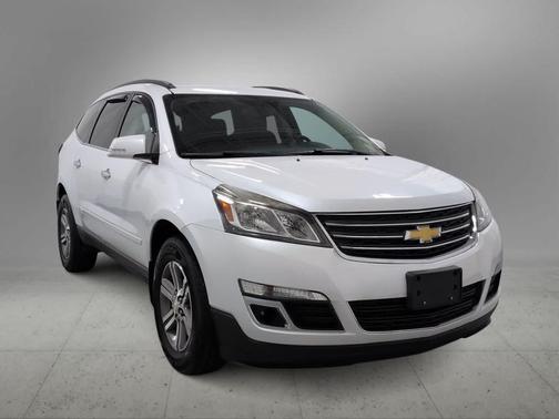 Iridescent Pearl Tricoat 2017 Chevrolet Traverse 2LT