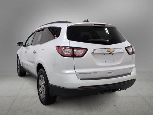 Iridescent Pearl Tricoat 2017 Chevrolet Traverse 2LT